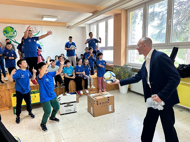 Župan Petry dobacuje prvu loptu mladim nogometšima                                                                                                                                                                                                        